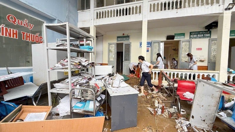 Water suddenly flooded many departments, rooms and equipment of Van Ho Regional General Hospital, Thao Nguyen facility. (Photo: THANH VAN)