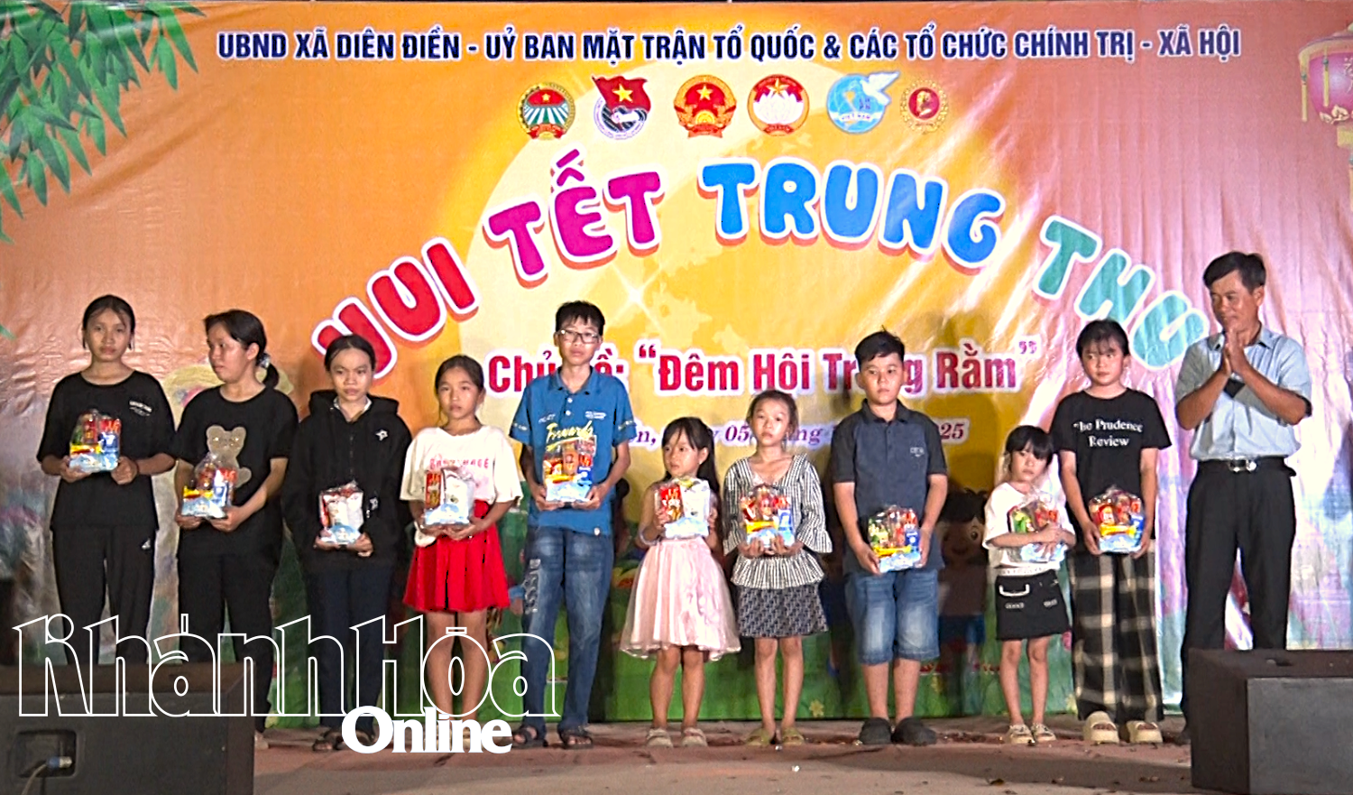 ផ្តល់អំណោយពាក់កណ្តាលរដូវស្លឹកឈើជ្រុះដល់កុមារក្នុងស្ថានភាពលំបាកនៅក្នុងកម្មវិធី។