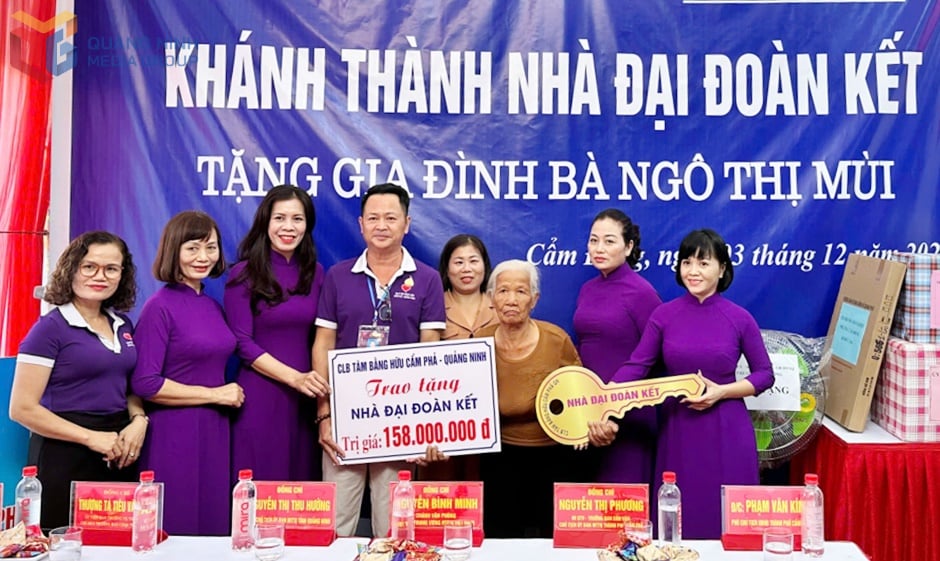 Quang Ninh Friendship Club awarded 158 million VND to Mrs. Ngo Thi Mui's family in Cam Dong ward, Cam Pha city (now Cam Pha ward) to build a solidarity house, December 2024.