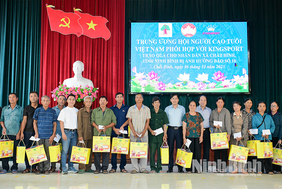 Leaders of the Central Committee of the Vietnam Association of the Elderly and delegates presented gifts to families affected by storm No. 10 in Chat Binh commune.