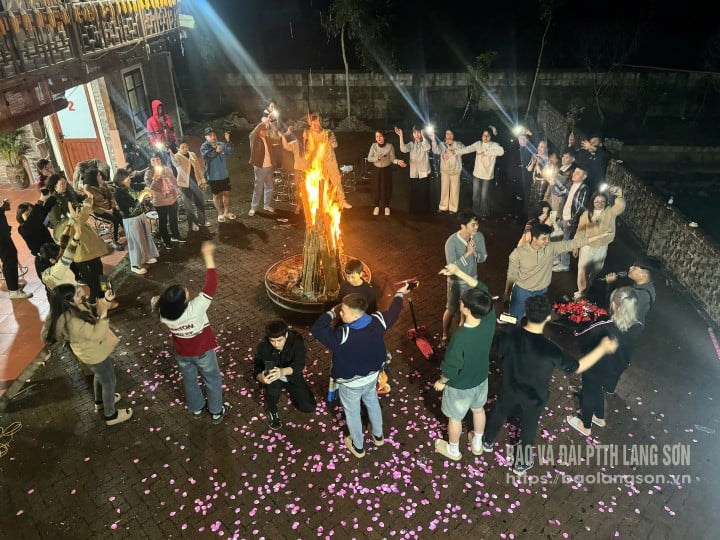 Tourists participate in campfire activities at Quynh Son community tourism village, Bac Son commune.