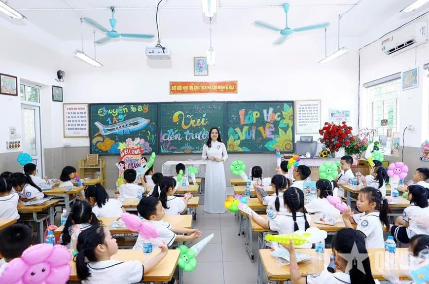 Students of Dich Vong B Primary School (Cau Giay Ward, Hanoi) on the first day of the 2025-2026 school year. Photo: HUY DANG