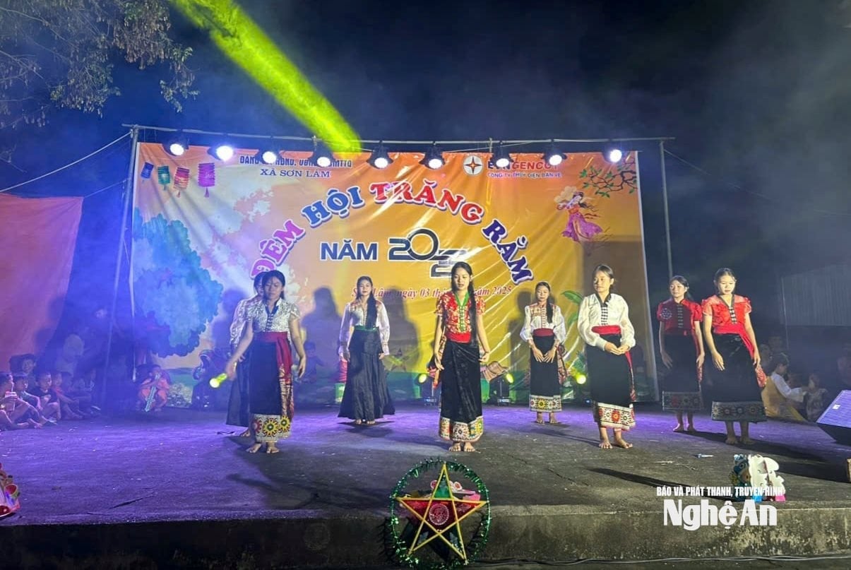 ការសម្តែងសិល្បៈនៅពិធីបុណ្យពាក់កណ្តាលរដូវស្លឹកឈើជ្រុះឆ្នាំ 2025 នៅឃុំ Son Lam (រួមបញ្ចូលគ្នាពីឃុំ Thanh Son និង Ngoc Lam នៃស្រុក Thanh Chuong ចាស់)។ រូបថត៖ TD