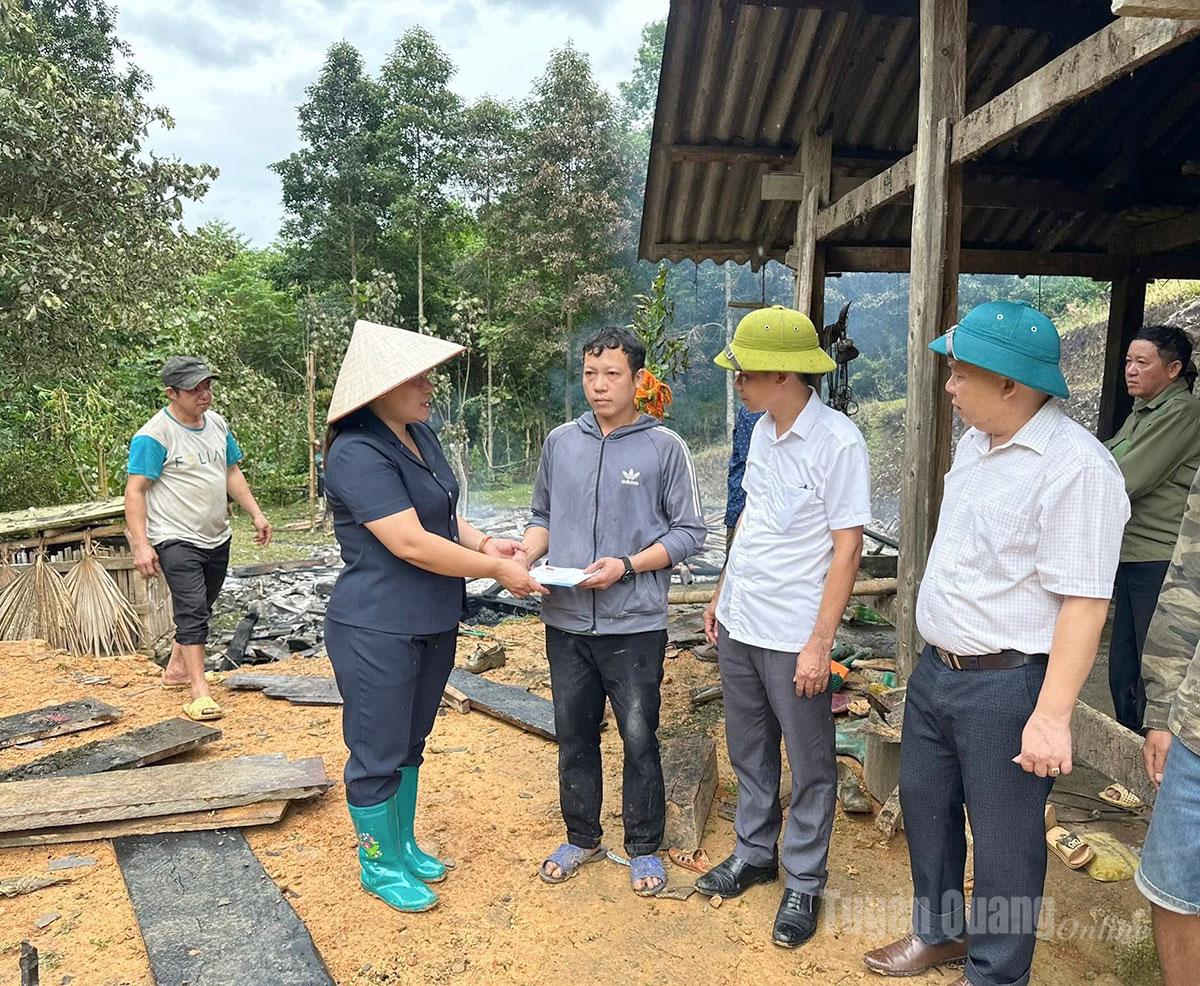 ថ្នាក់ដឹកនាំឃុំ Minh Son បានចុះសួរសុខទុក្ខ និងផ្តល់ថវិកាឧបត្ថម្ភដល់គ្រួសាររងគ្រោះដោយអគ្គិភ័យ។