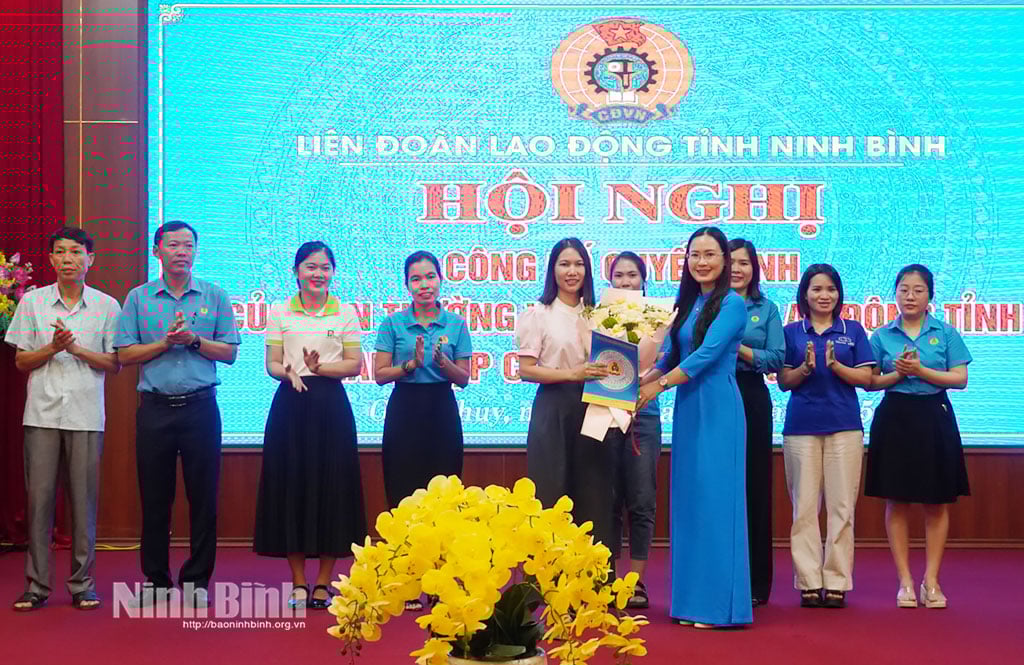 ថ្នាក់ដឹកនាំ​សហព័ន្ធ​ការងារ​ខេត្ត Ninh Binh ជូន​សេចក្តី​សម្រេច និង​ផ្កា​អបអរសាទរ​គណៈកម្មាធិការ​ប្រតិបត្តិ​នៃ​សហជីព​កម្មករ​ឃុំ Giao Thuy។