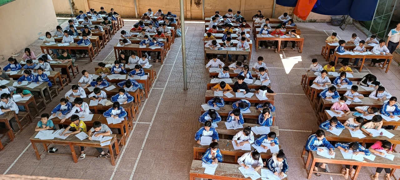 Thiếu phòng, học sinh phải làm bài thi ở… nhà để xe- Ảnh 3.