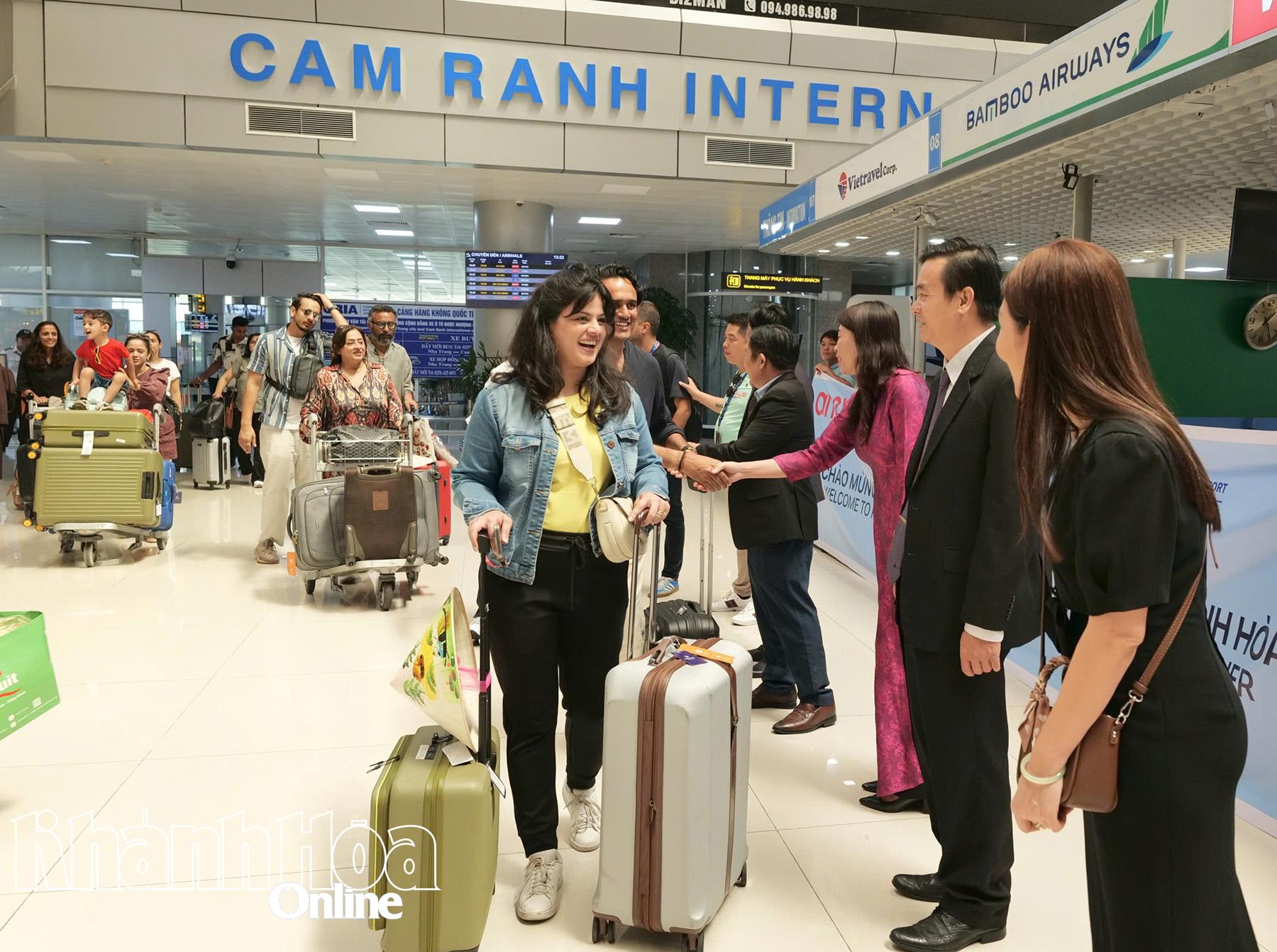 Pemimpin Pusat Promosi Pelaburan, Perdagangan dan Pelancongan Khanh Hoa dan delegasi mengalu-alukan delegasi perjalanan keluarga India.