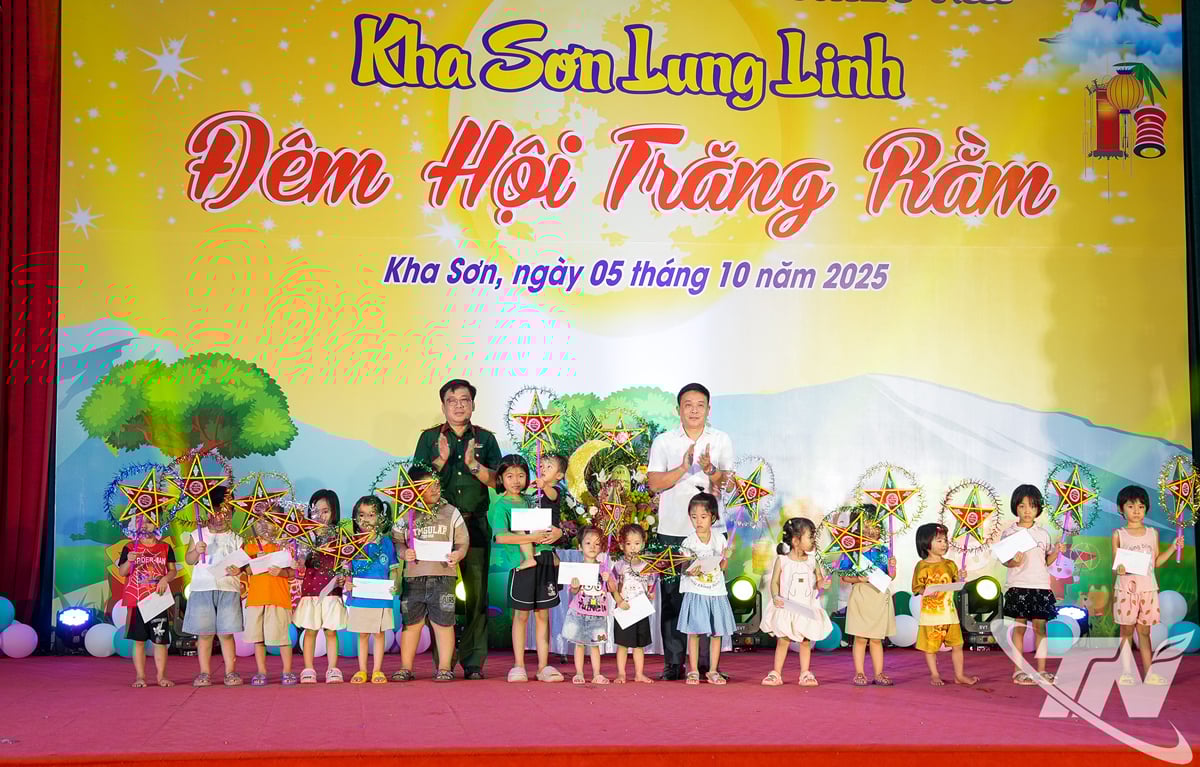 Comrade Dinh Quang Tuyen presented 15 gifts (including gifts and 1 million VND/gift) to disadvantaged students who have overcome difficulties to excel in their studies in the commune.