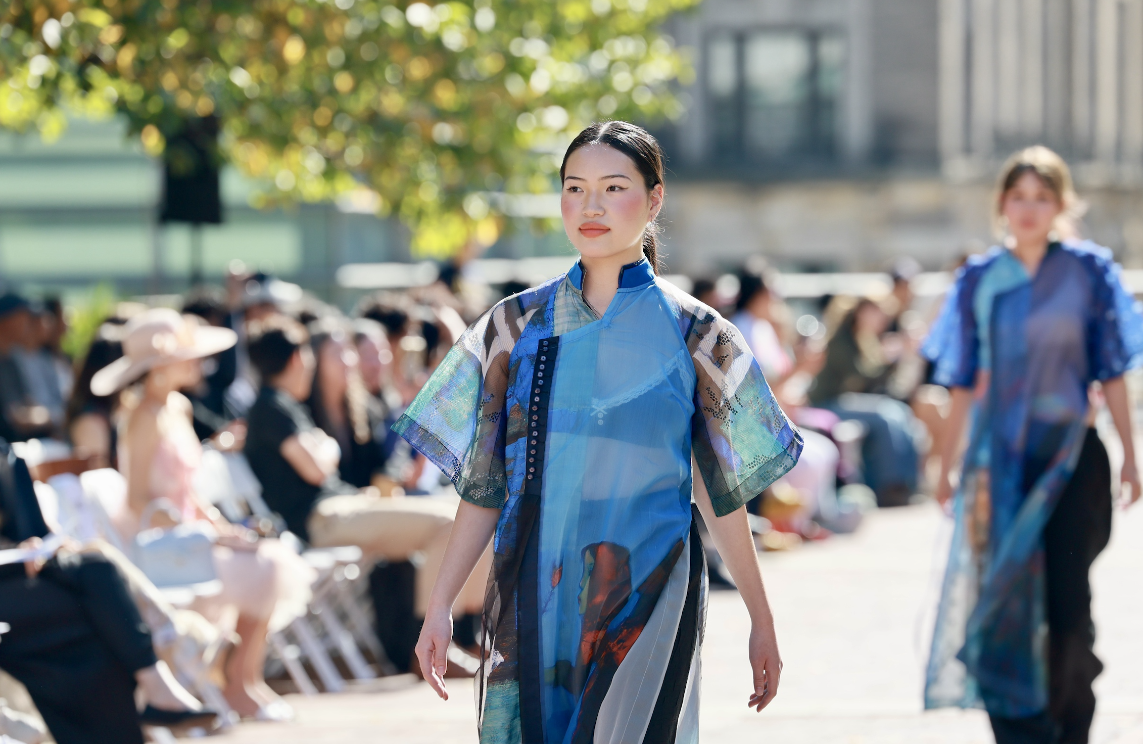 Hơn 200 tà áo dài là 'cả di sản Việt Nam đang chuyển động giữa lòng New York'