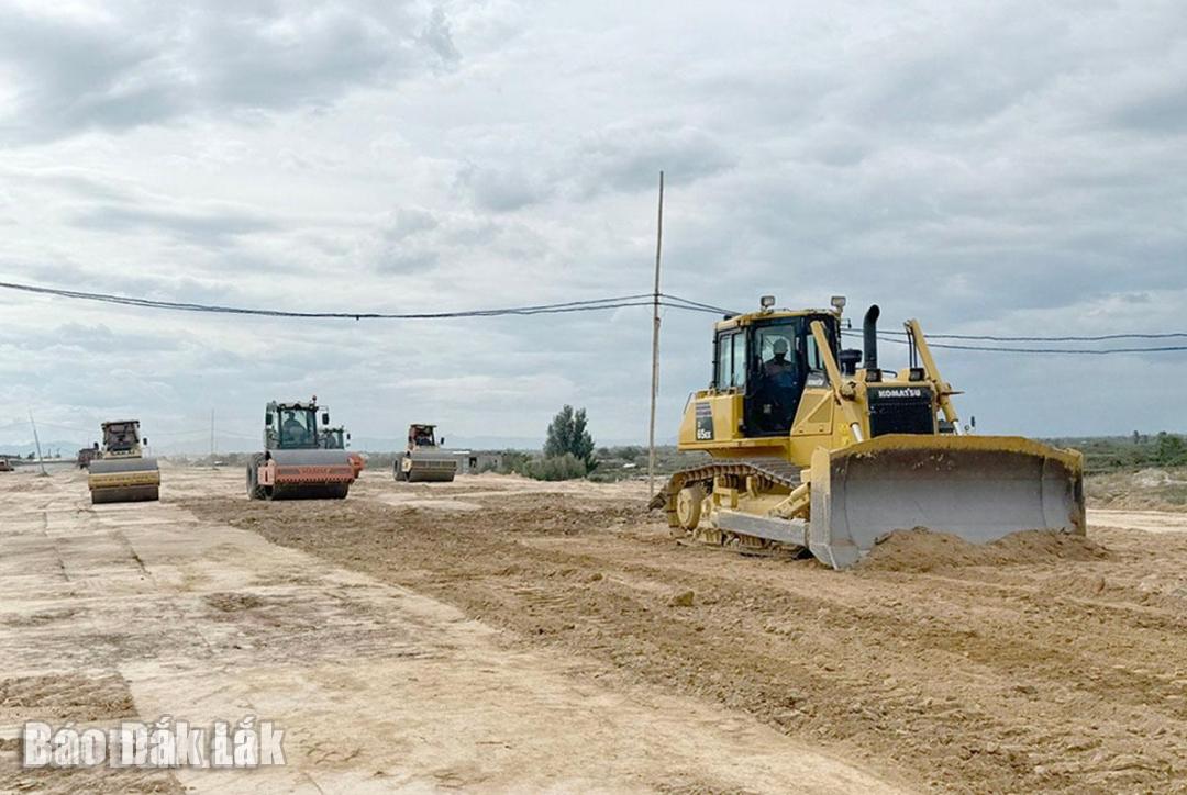 ບໍລິສັດຜູ້ຮັບເໝົາ ພວມເລັ່ງກໍ່ສ້າງເສັ້ນທາງຈາກທ່າເຮືອ ບ໋າຍໂຈກ (ເຂດເສດຖະກິດ ພູອຽນໃຕ້) ເຊື່ອມຕໍ່ທາງຫຼວງແຫ່ງຊາດ 1 ຫາ ເຂດເສດຖະກິດ Van Phong (ແຂວງ ແຄ໋ງຮ່ວາ). ພາບ: ນ.ແທງ