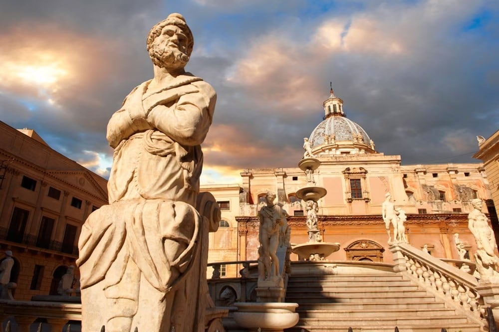 Một tác phẩm điêu khắc thế kỷ 16 tại đài phun nước Piazza Pretoria.