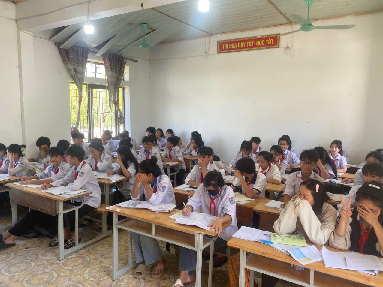 Thiếu phòng, học sinh phải làm bài thi ở… nhà để xe- Ảnh 2.