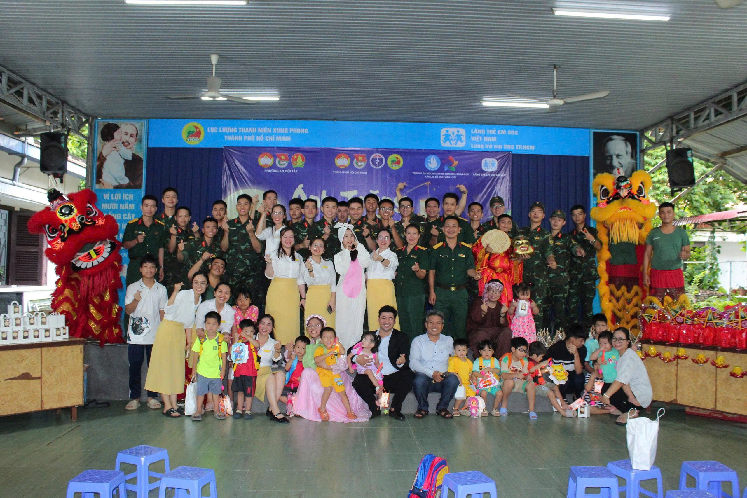 Trung thu nghĩa tình của chiến sĩ với Trẻ em Làng SOS Gò Vấp - Ảnh 1.