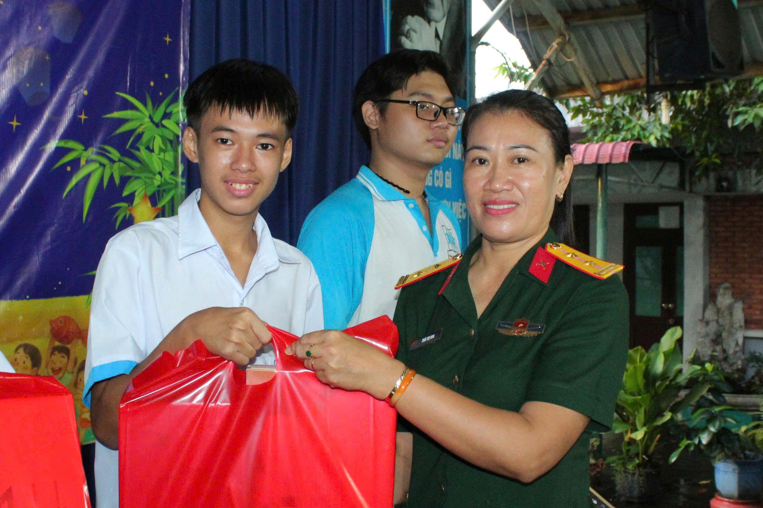 Trung thu nghĩa tình của chiến sĩ với Trẻ em Làng SOS Gò Vấp - Ảnh 3.