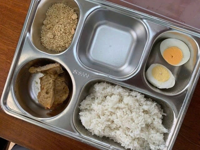 Xôn xao suất ăn bán trú 25.000 đồng với 3 miếng chả, 1 quả trứng, muối mè...- Ảnh 1.
