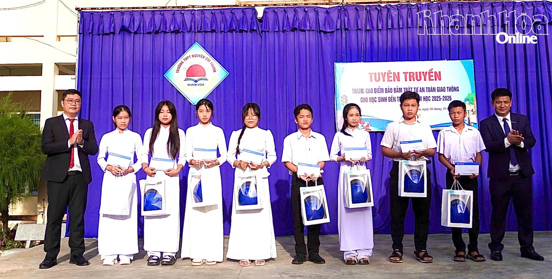 តំណាងអង្គភាពបានប្រគល់អាហារូបករណ៍ដល់សិស្សវិទ្យាល័យ Nguyen Chi Thanh។