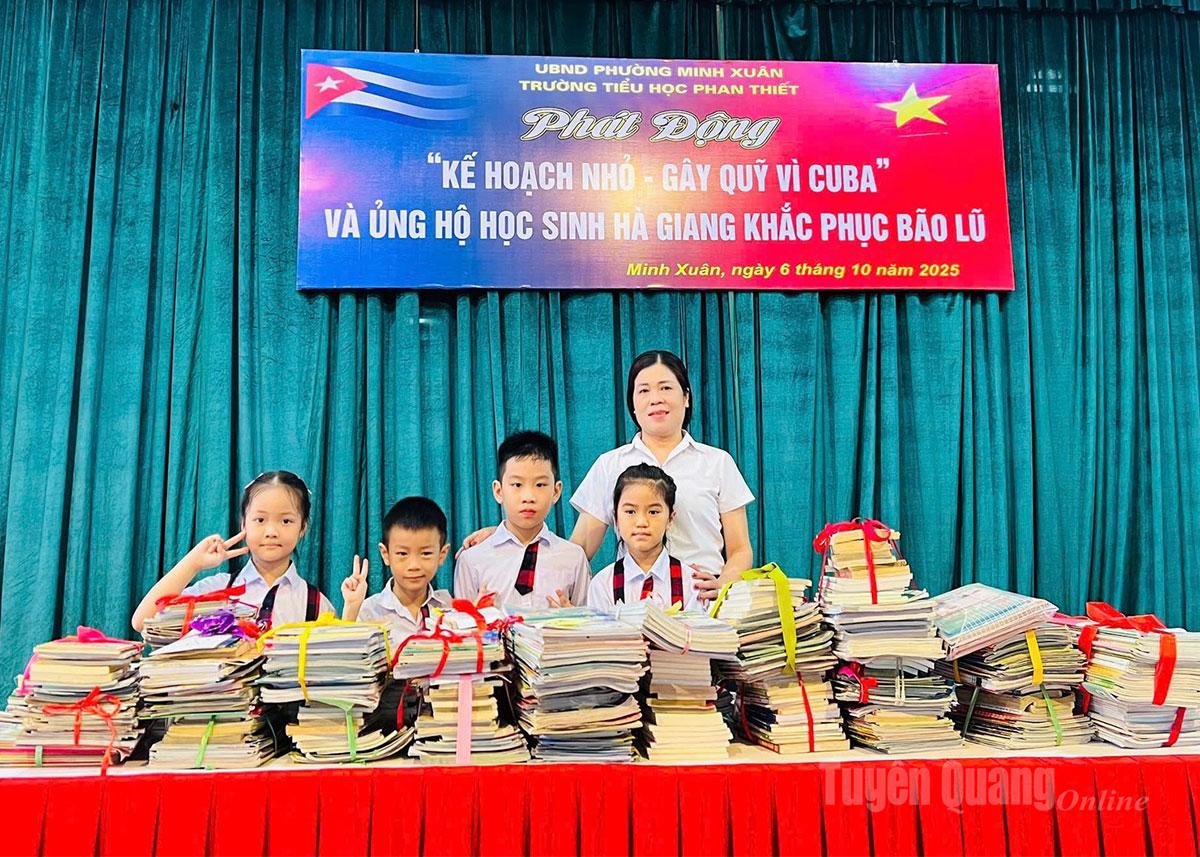 Schüler der Phan Thiet-Grundschule spenden Bücher an Schüler in den von Überschwemmungen betroffenen Bergregionen von Tuyen Quang.