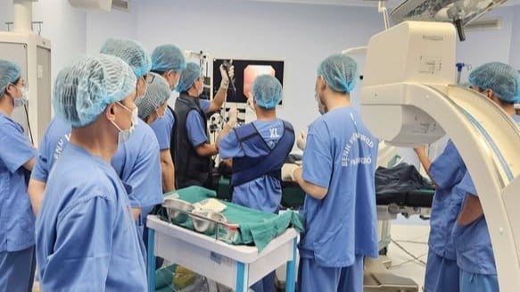 Hình ảnh các bác sĩ đang tiến hành EBUS-IFB cho bệnh nhân.