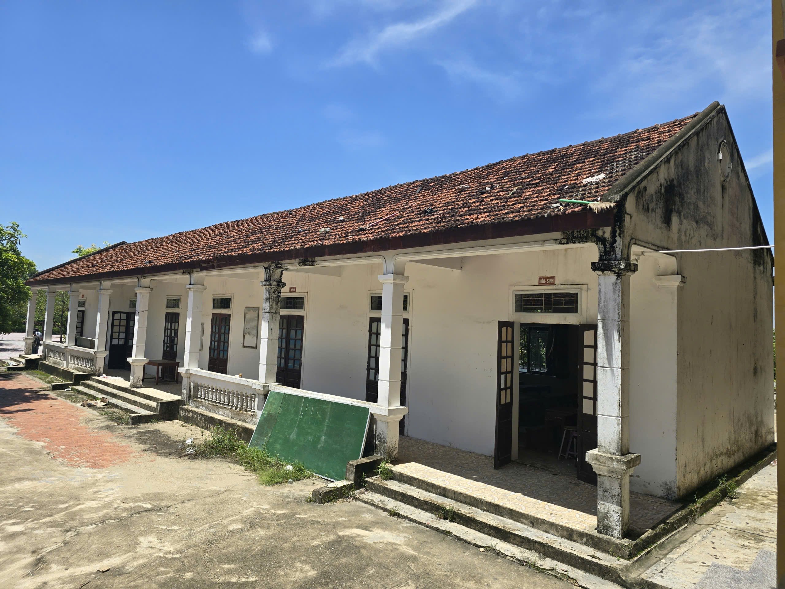 Thiếu phòng, học sinh phải làm bài thi ở… nhà để xe- Ảnh 1.