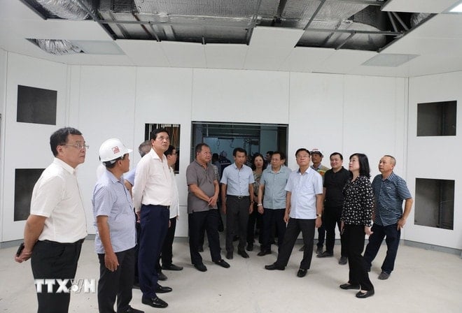 ttxvn-pho-thu-tuong-le-thanh-long-kiem-tra-co-so-2-cua-benh-vien-bach-mai-va-benh-vien-huu-nghi-viet-duc2.jpg