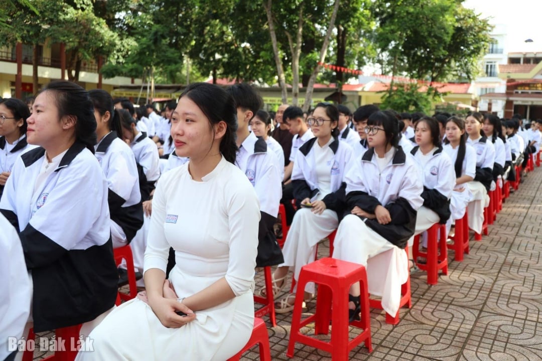 សិស្សជាច្រើននៃវិទ្យាល័យ Le Quy Don បានទទួលការអប់រំអំពីសន្តិសុខតាមអ៊ីនធឺណិត។