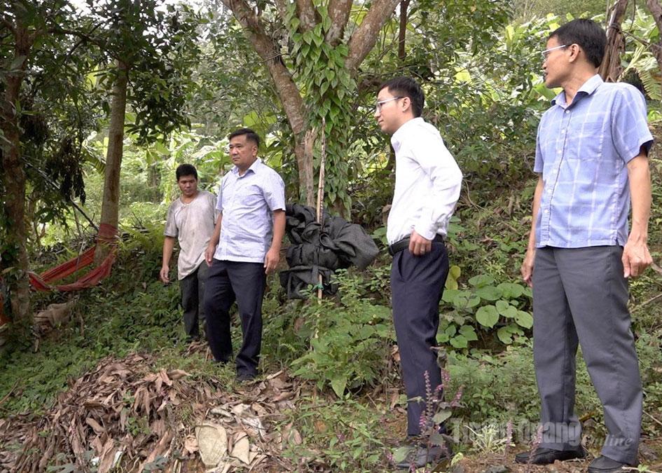 ທ່ານ​ຮອງ​ປະ​ທານ​ສະ​ພາ​ປະ​ຊາ​ຊົນ​ແຂວງ Hau Minh Loi ໄດ້​ລົງ​ກວດ​ກາ​ສະ​ຖານ​ທີ່​ທີ່​ມີ​ຄວາມ​ສ່ຽງ​ສູງ​ທີ່​ຈະ​ເກີດ​ດິນ​ເຈື່ອນ.