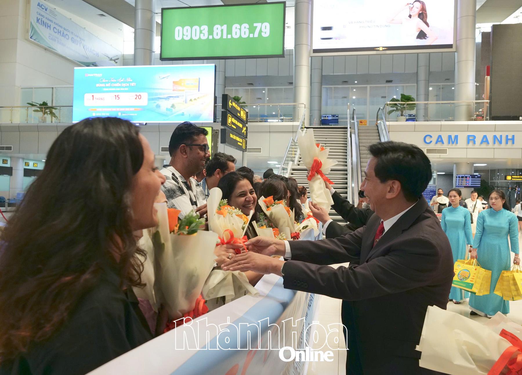 Pemimpin Jabatan Kebudayaan, Sukan dan Pelancongan menyampaikan bunga untuk mengalu-alukan delegasi famtrip India.