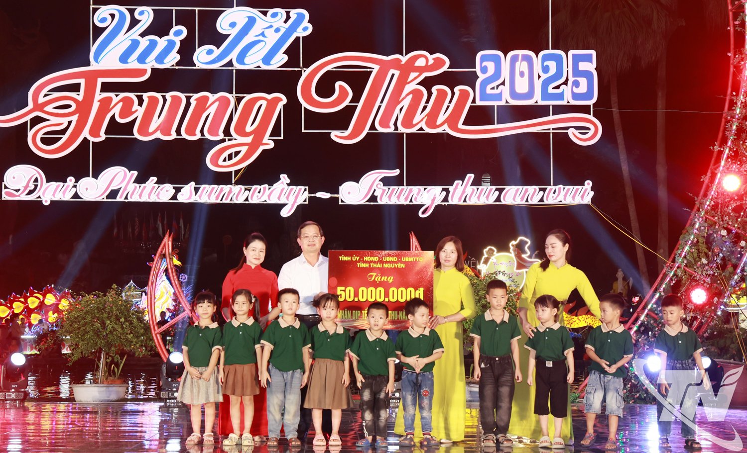 Der Vorsitzende des Volkskomitees der Provinz, Pham Hoang Son, überreichte dem Phuc Tan Kindergarten 50 Millionen VND.