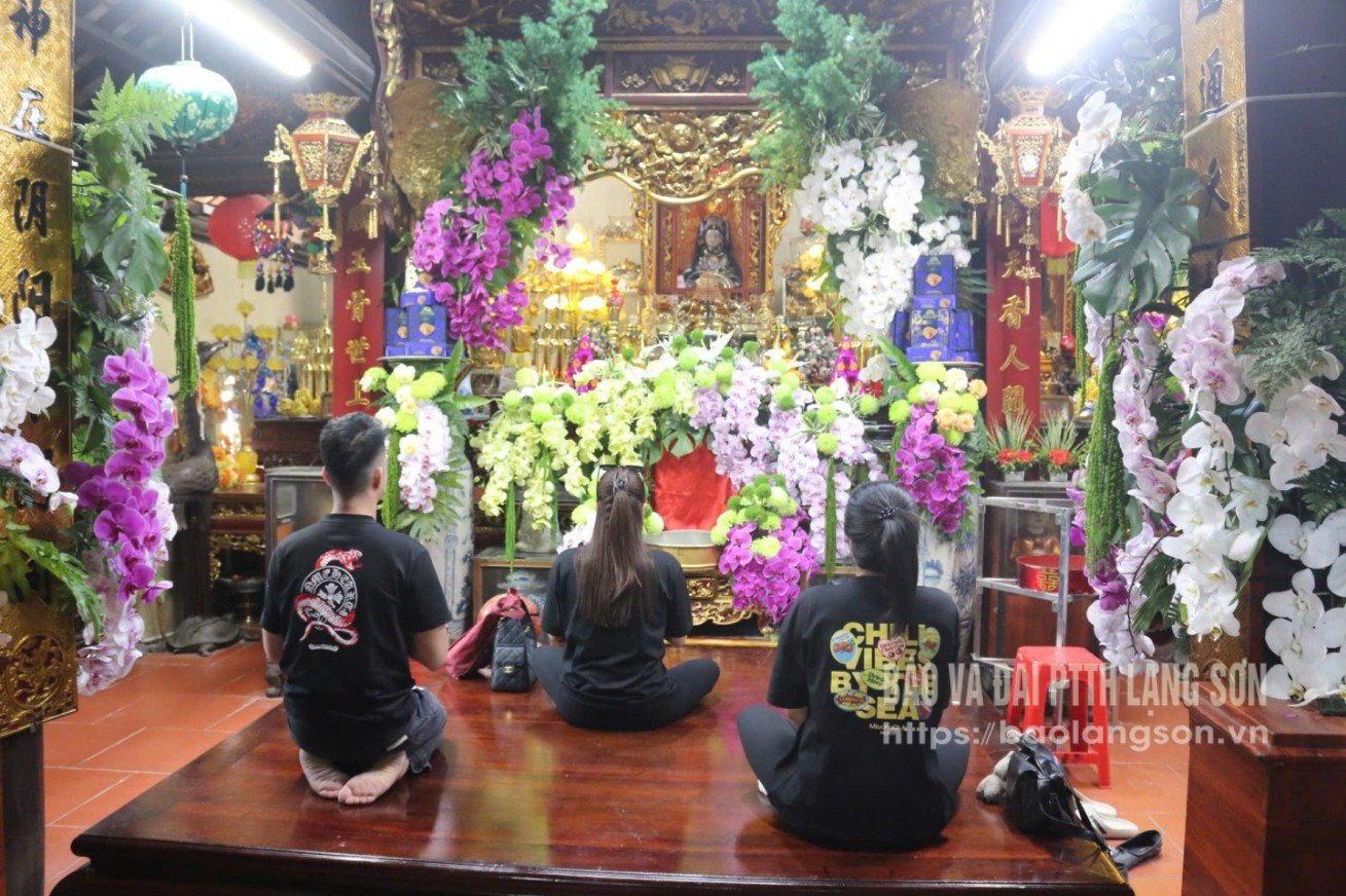 관광객들은 Bac Le Community Temple을 방문하고 예배를 드립니다.