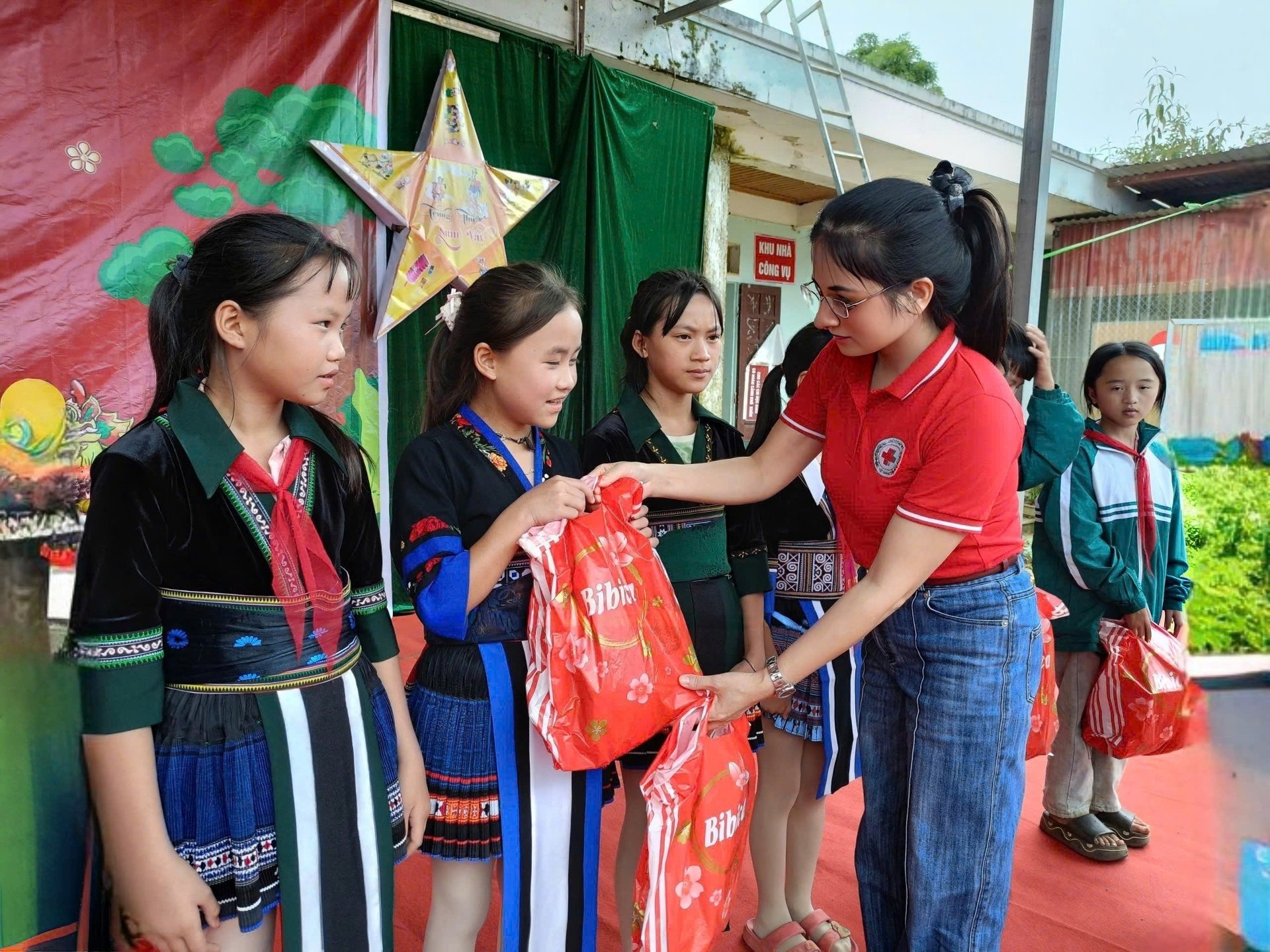 Các đại biểu tặng quà cho học sinh Trường PTDTBT THCS xã Mù Sang, xã Dào San. 