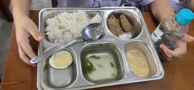 Xôn xao suất ăn bán trú 25.000 đồng với 3 miếng chả, 1 quả trứng, muối mè...- Ảnh 2.