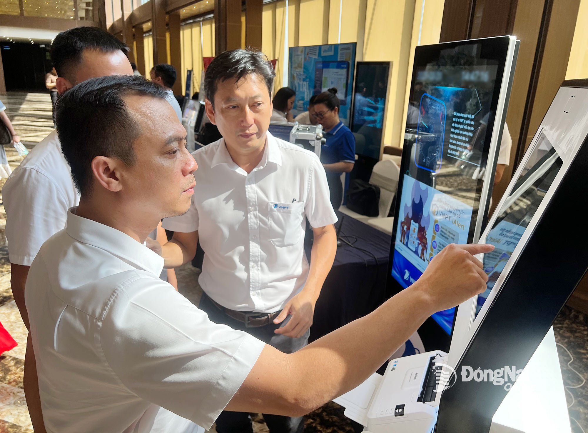 Auf dem Techfest Dong Nai 2025 werden zahlreiche Produkte zur digitalen Transformation ausgestellt. Auf dem Foto: Der Ausstellungsbereich, in dem digitale Technologieprodukte auf dem wissenschaftlichen Workshop zur Umsetzung der Resolution Nr. 57-NQ/TW in der Provinz Dong Nai im März 2025 vorgestellt werden. Foto: Hai Quan