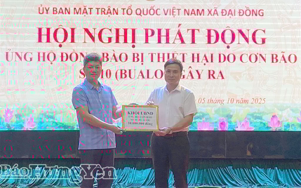 Cán bộ, công chức, viên chức khối UBND xã tham gia ủng hộ đồng bào bị thiệt hại do bão số 10.