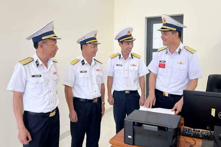 4-pho-do-doc-nguyen-an-phong-kiem-tra-so-sach-nganh-cong-tac-dang-cong-tac-chinh-tri-tai-trung-tam-bao-dam-ky-thuat-hau-can.jpg