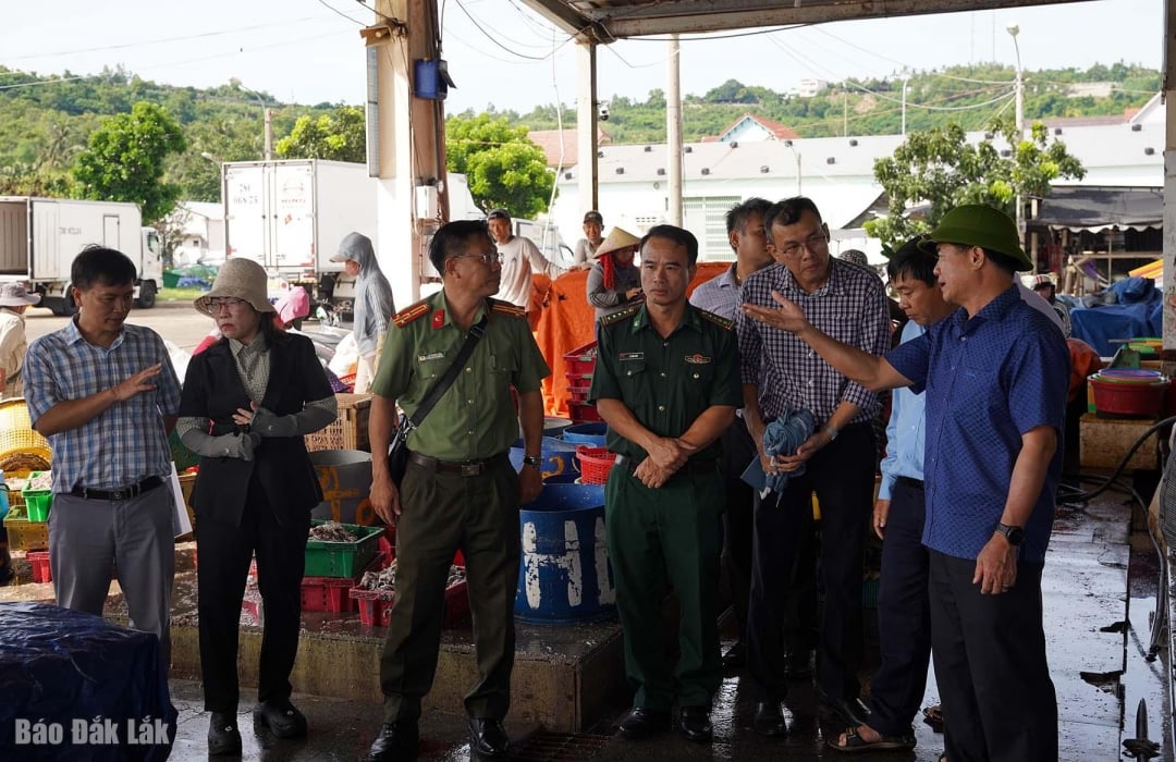 ຄະນະ​ເຮັດ​ວຽກ​ໄດ້​ລົງ​ສຳ​ຫຼວດ​ການ​ເຄື່ອນ​ໄຫວ​ຢູ່​ເຂດ​ຮັບ​ປະທານ​ອາຫານ​ທະ​ເລ​ຂອງ​ທ່າ​ກຳ​ປັ່ນ​ຫາ​ປາ​ດ່ານ​ຟຸກ.