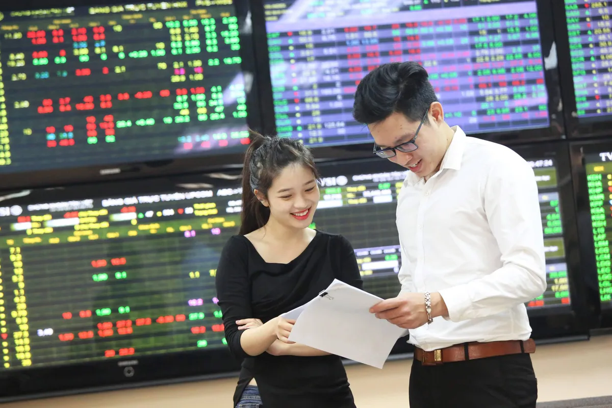 VN-Index bứt phá tiến sát 1.700 điểm - Ảnh 1.