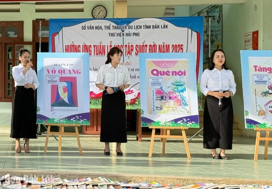 បុគ្គលិកបណ្ណាល័យ Hai Phu ណែនាំស្នាដៃរបស់ Vo Quang ។