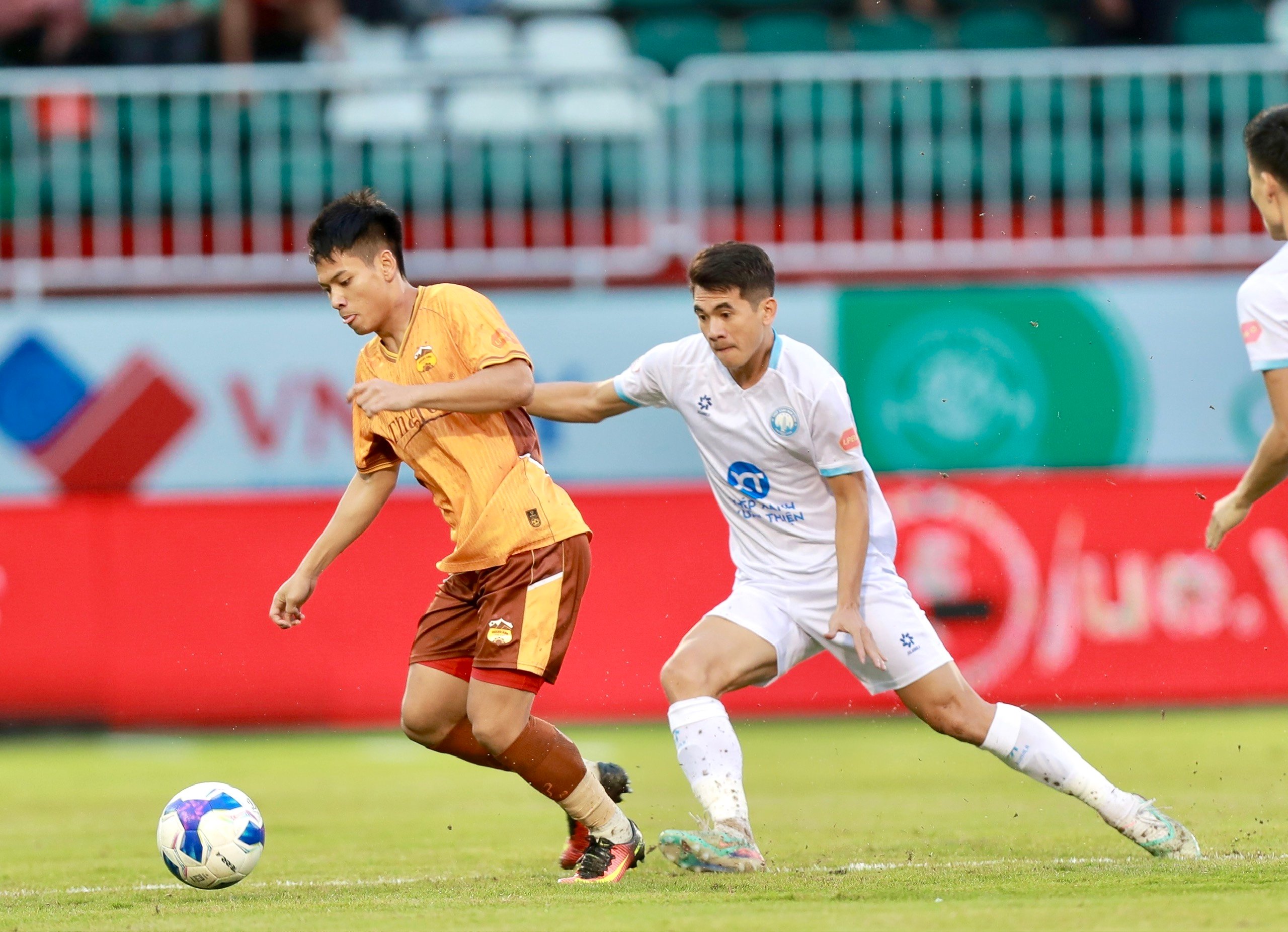 HAGL hòa cực hay Nam Định: Chạy đua tỷ số kịch tính, sao trẻ lại tỏa sáng - Ảnh 2.