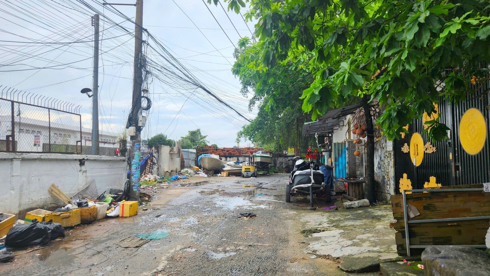 บ้านหลายหลังได้รับการย้ายเพื่อเตรียมพื้นที่ก่อสร้าง