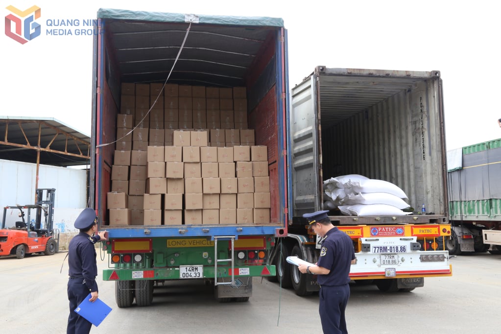 호안모 국경 관문의 세관 직원들이 해당 지역을 통과하는 수출 상품을 감독합니다.