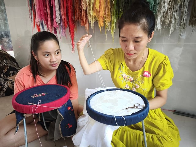 Mâini cu dizabilități brodând imagini pe… frunze de Bodhi - Fotografia 1. Đôi tay khuyết thêu tranh lên… lá bồ đề- Ảnh 1.