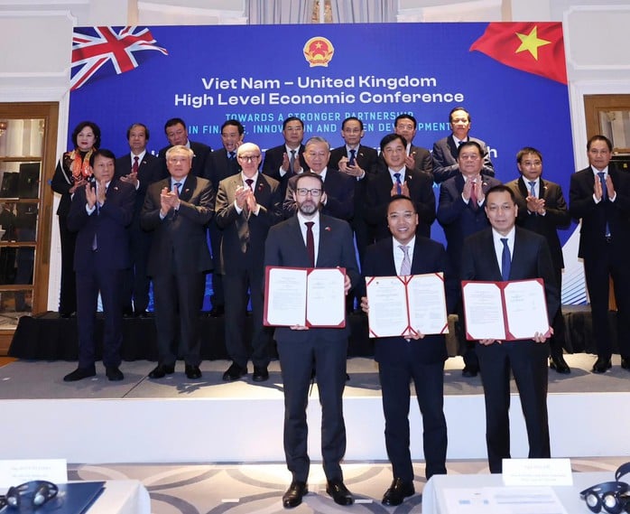 Ο Βρετανός Πρέσβης Iain Frew και ο Υφυπουργός Βιομηχανίας και Εμπορίου Nguyen Hoang Long παρουσίασαν το Μνημόνιο Συνεργασίας για την Εταιρική Σχέση Καθαρής Ενέργειας  