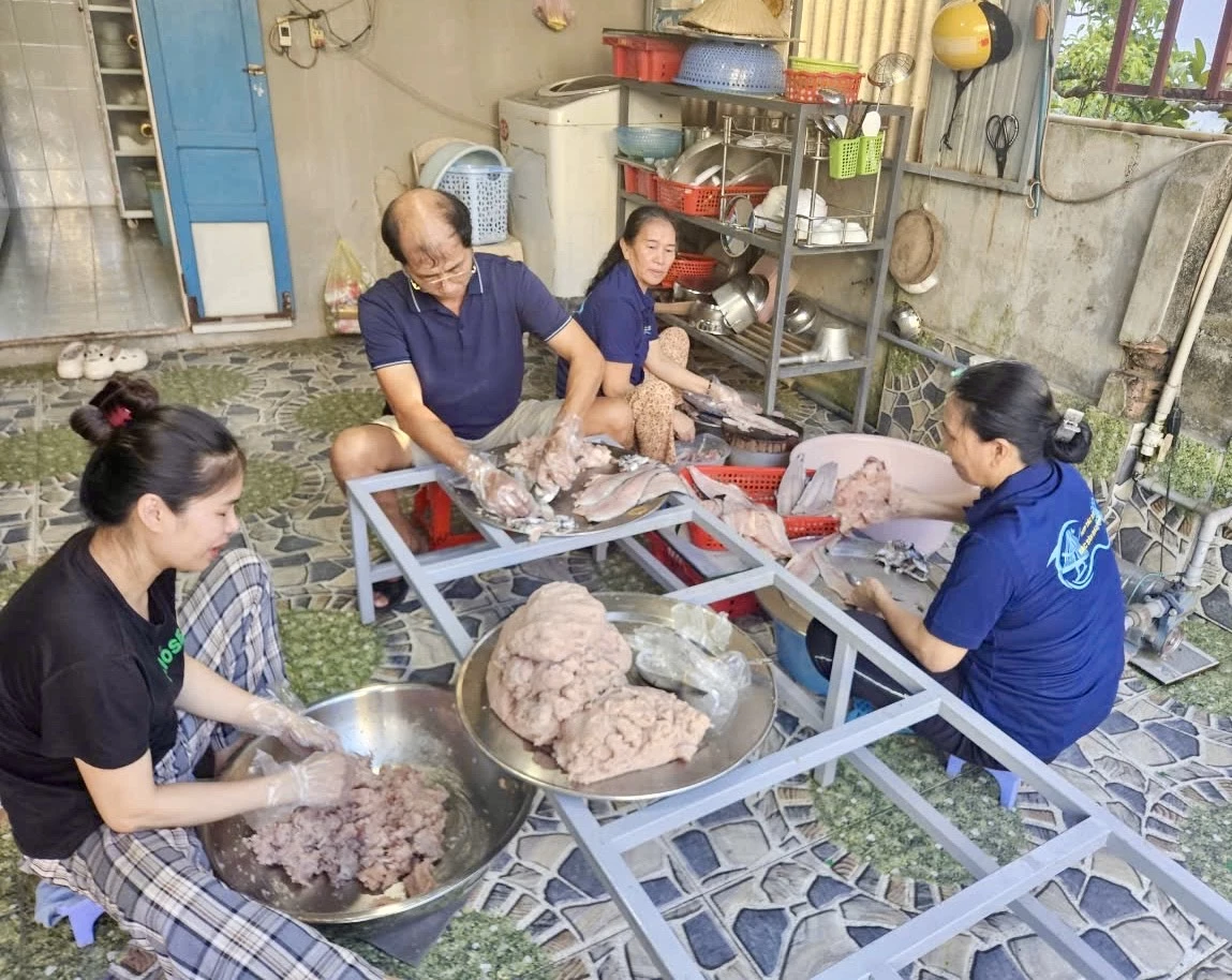Mnoho členek nejenže upřednostňuje používání vietnamských produktů, ale také přímo vyrábí kvalitní produkty, které jsou oblíbené u mnoha lidí - Foto: T.A