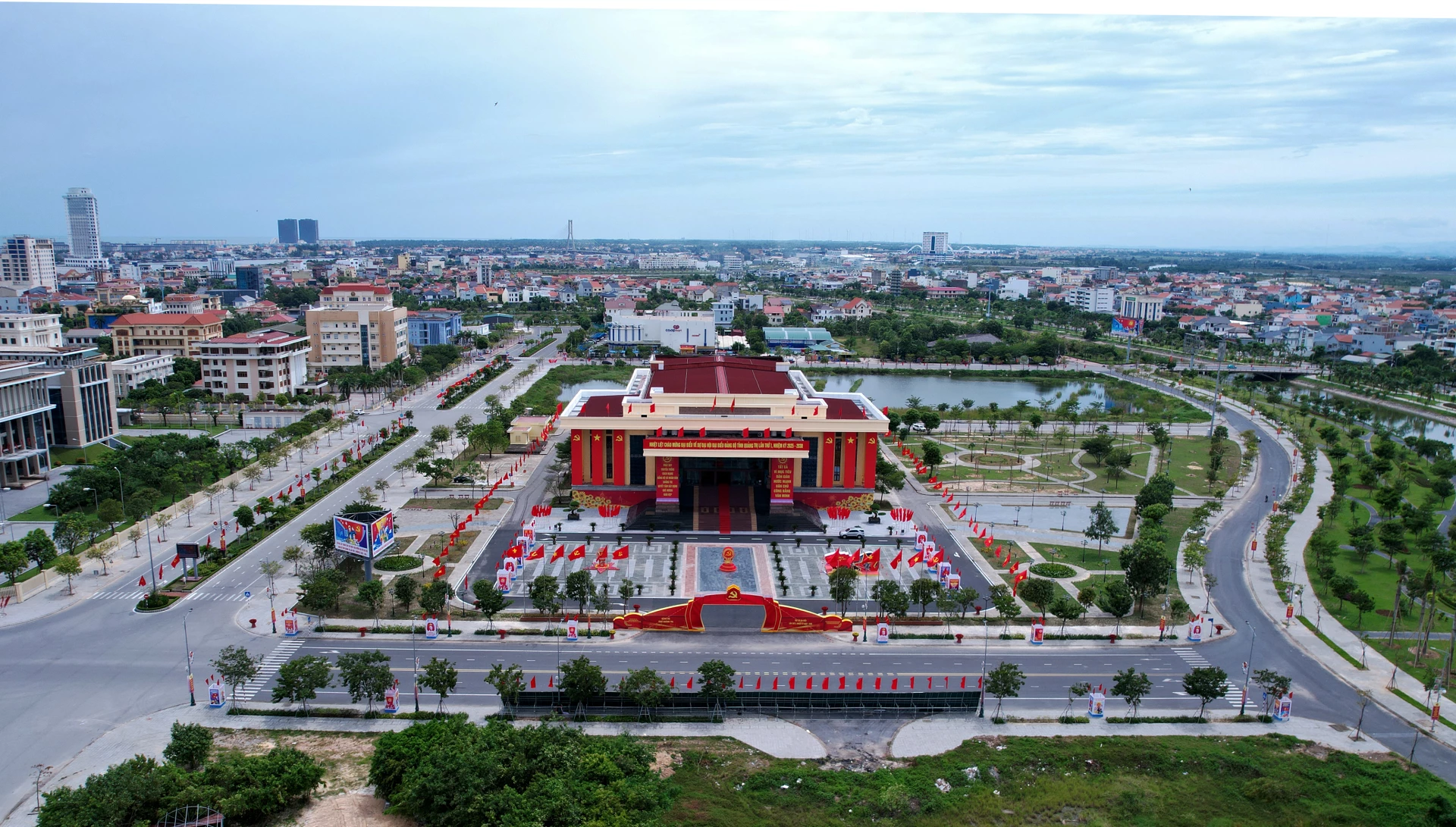 Diện mạo mới của quê hương hướng về đại hội Đảng các cấp. - Ảnh: T.L