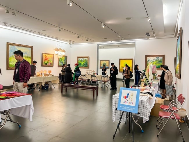 ”Museinatt” – En ny kulturell mötesplats för konstälskare – Foto 4. “Đêm Bảo tàng” - Điểm hẹn văn hóa mới dành cho công chúng yêu nghệ thuật - Ảnh 4.