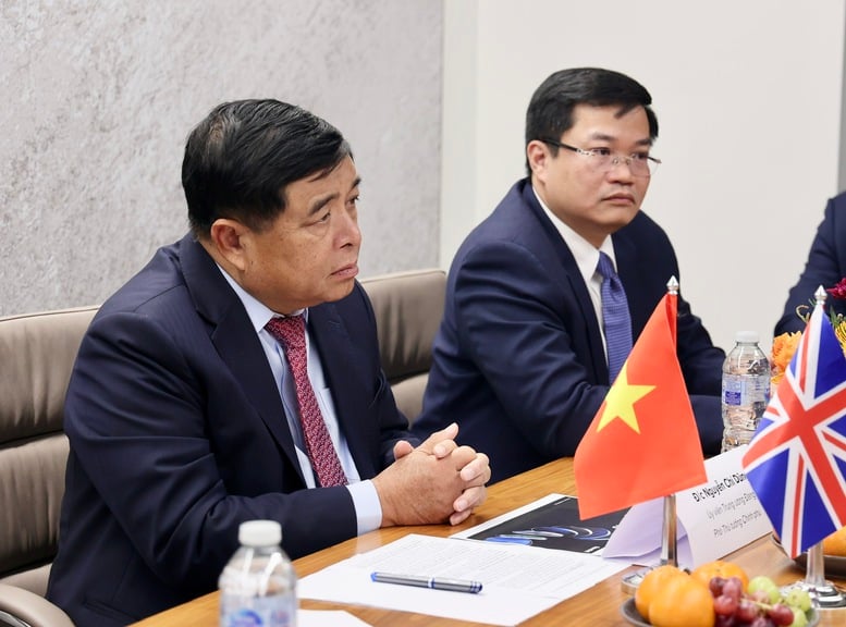 Consolidarea cooperării cu întreprinderile britanice în domeniul fintech, autentificării biometrice a identității și proiectării clădirilor - Fotografia 2. Tăng cường hợp tác với doanh nghiệp Anh về fintech, xác thực danh tính sinh trắc học và thiết kế công trình- Ảnh 2.