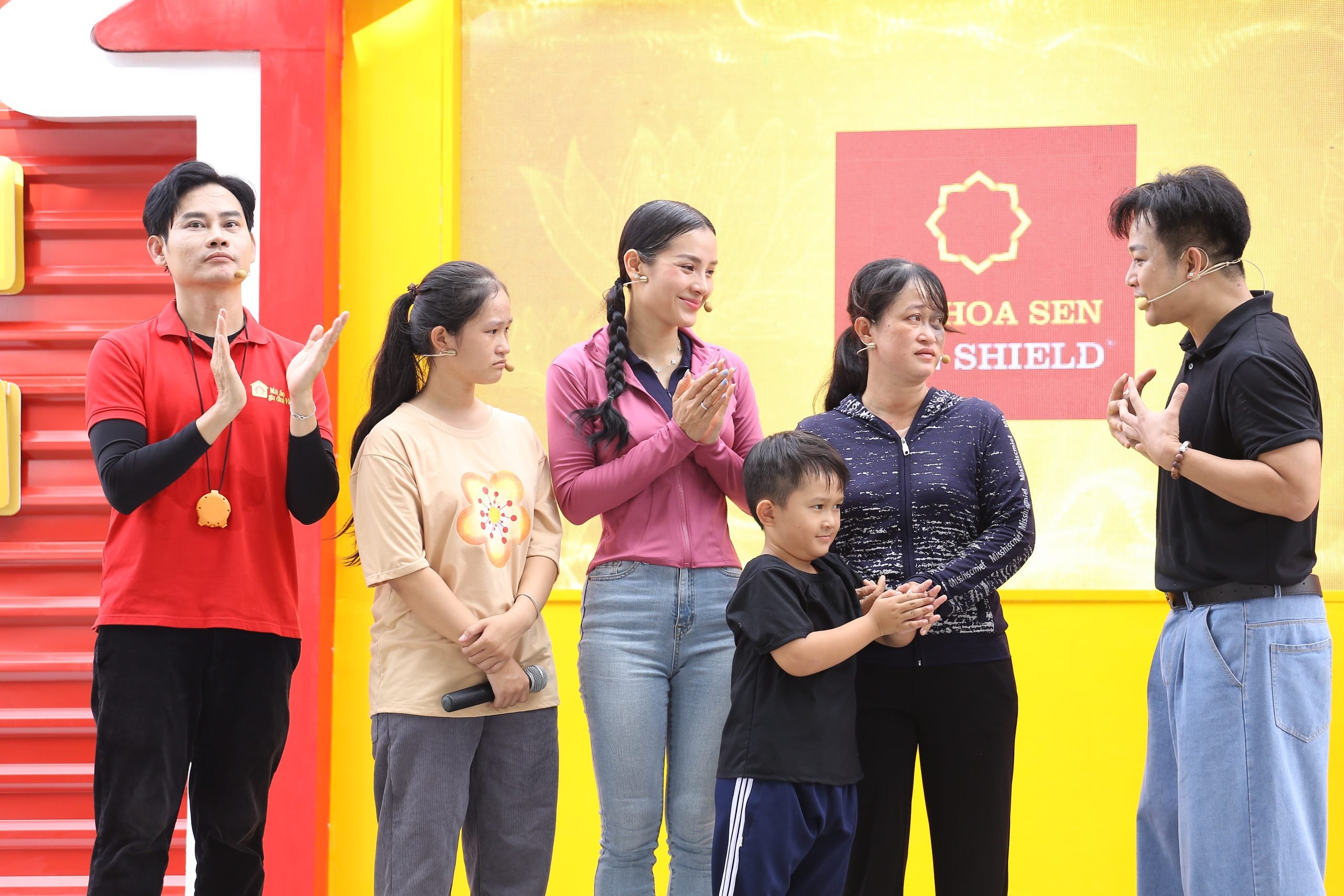 Quach Tuan Du och Phuong Trinh Jolie delar kärleken med Pham Diem Quynhs familj.