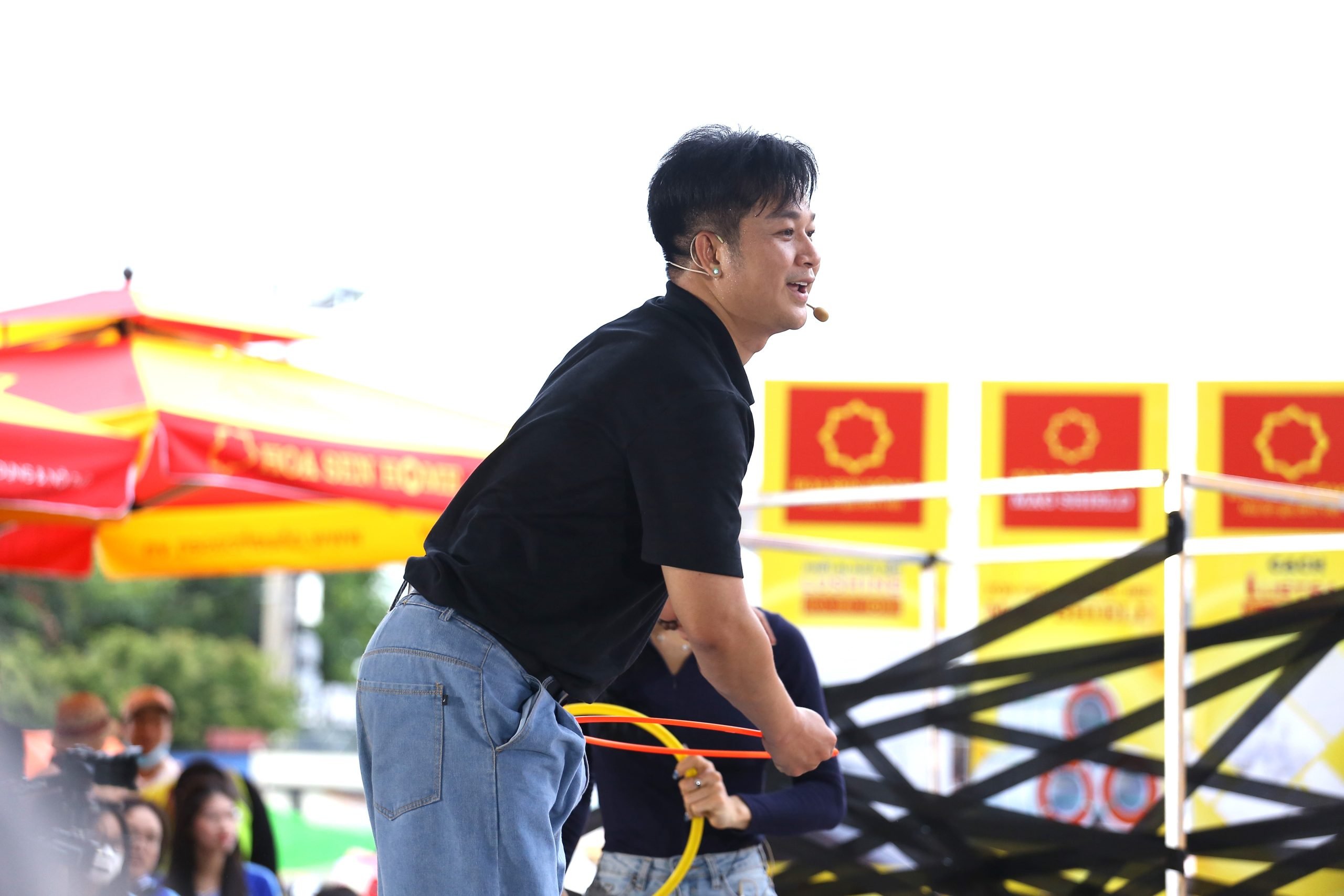 Sångaren Quach Tuan Du berättar om sin barndom då han sålde kakor på gatan och delar sin sympati med barnen på det vietnamesiska familjehemmet.