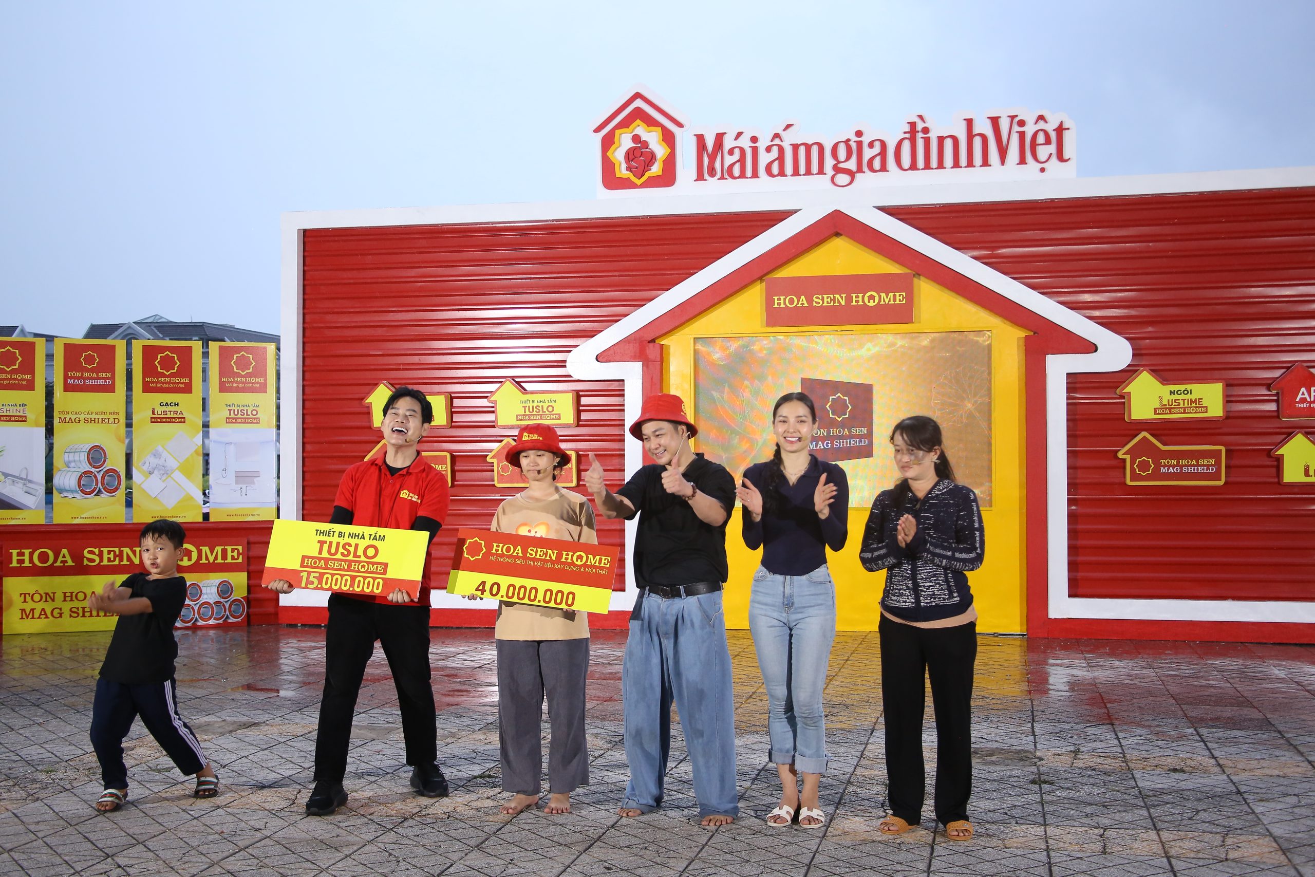 Pham Diem Quynhs familj blev överväldigad av lycka när de vann första pris i tävlingen om vietnamesiska familjehem.