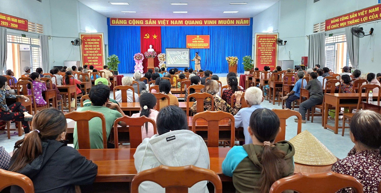 การเผยแพร่กฎหมายและการมอบของขวัญแก่ประชาชนในตำบลวินห์ทรัค